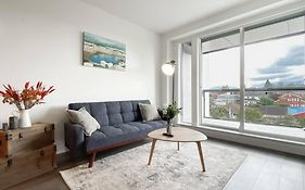Spacious New Apartment With Working Space@Oakridge