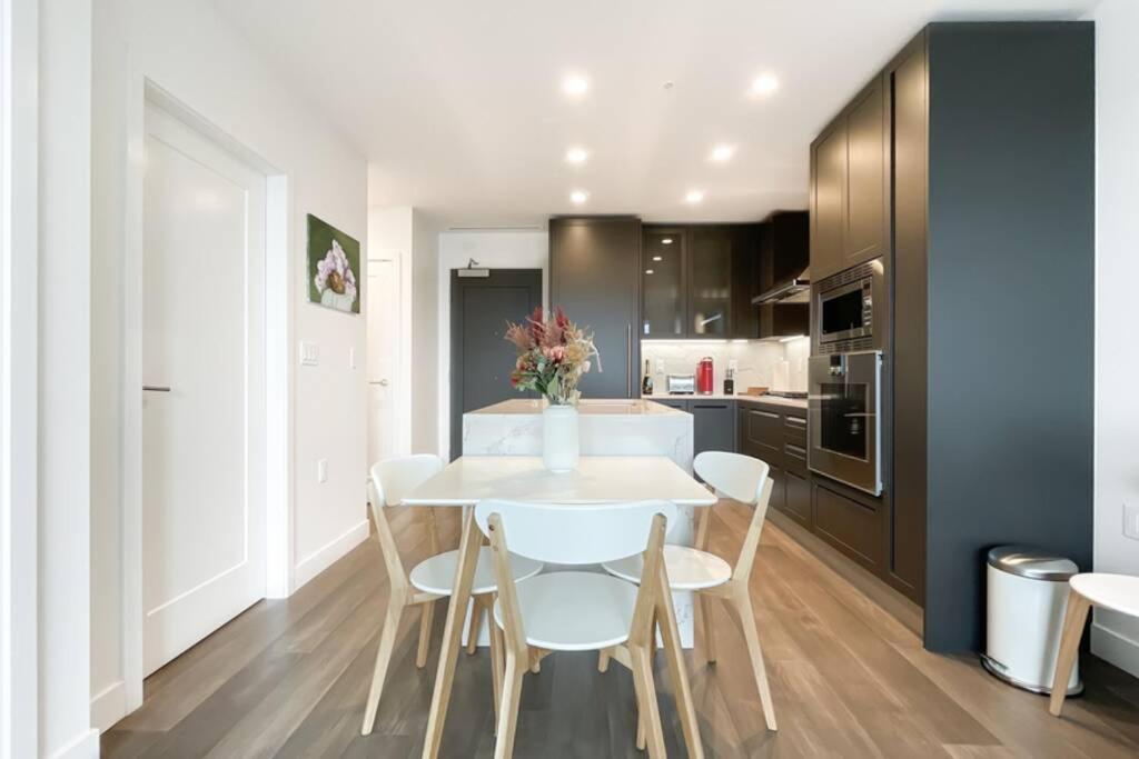 Spacious New Apartment With Working Space@Oakridge Vancouver Exterior photo